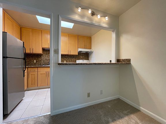 5th image of 928 Peninsula Ave APT 404