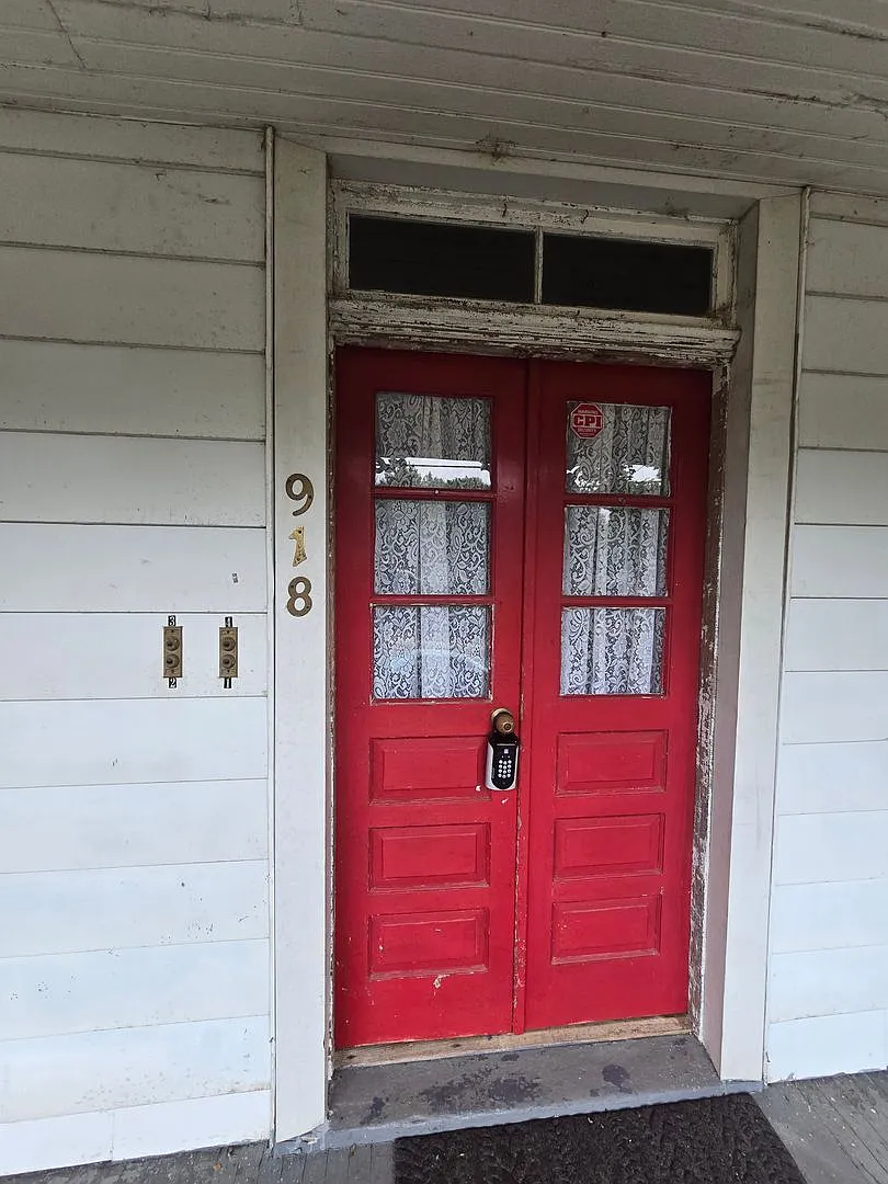 918 Franklin St — Photo 2