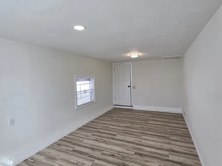 1928 N Volutsia Ave — Photo 22