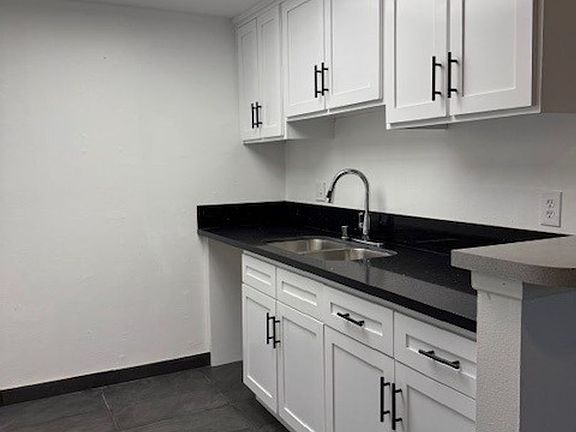 4th image of 13718 Moorpark St APT 105