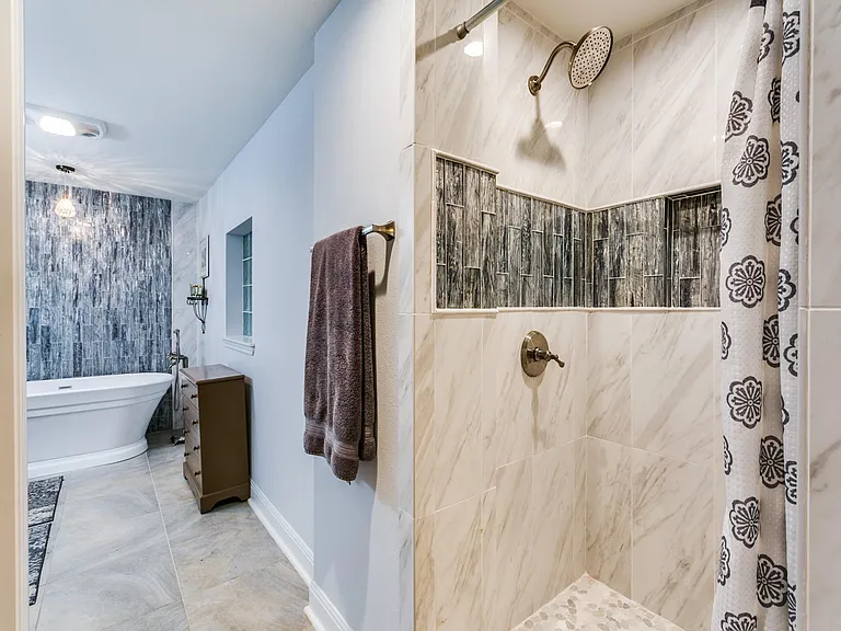 N Shorewood Dr — Photo 18