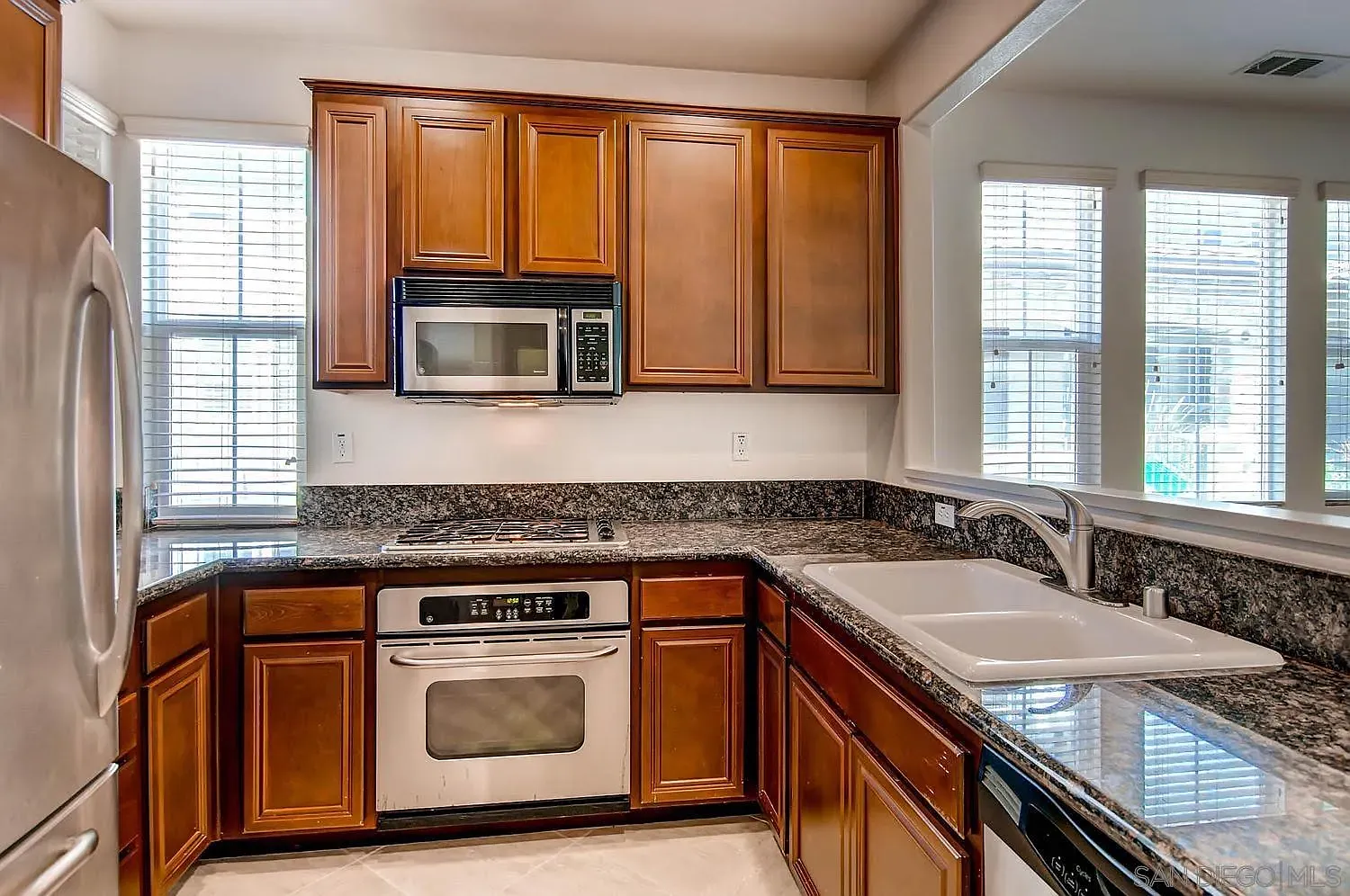 3 bed, 2.5 bath, 1642 sqft, $4,200 — Photo 4