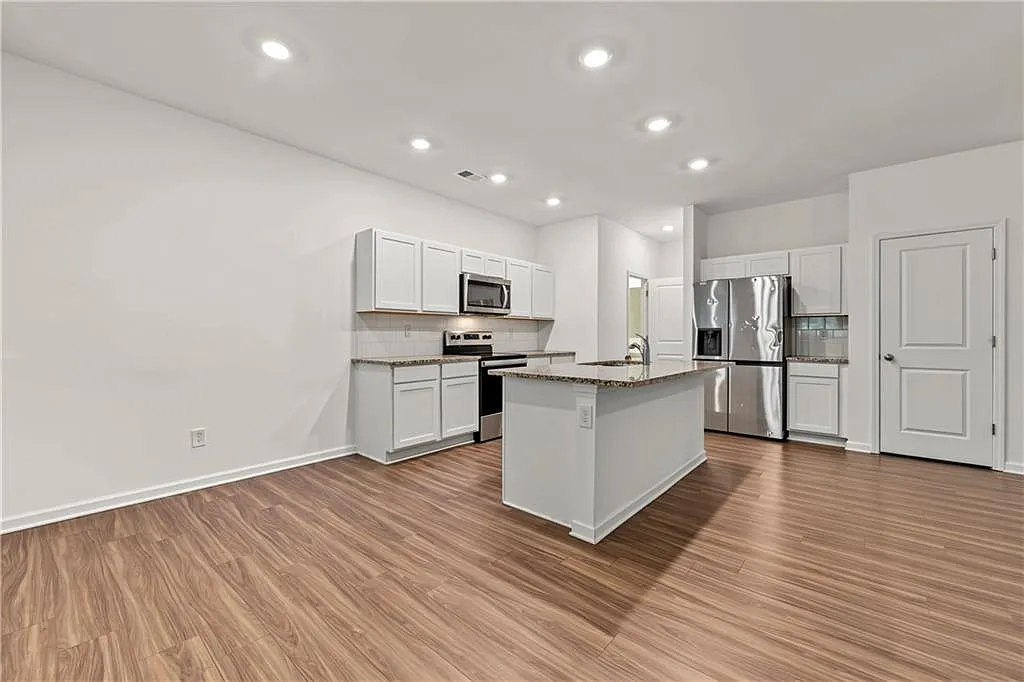 3 bed, 2.5 bath, 1772 sqft, $2,350 — Photo 3