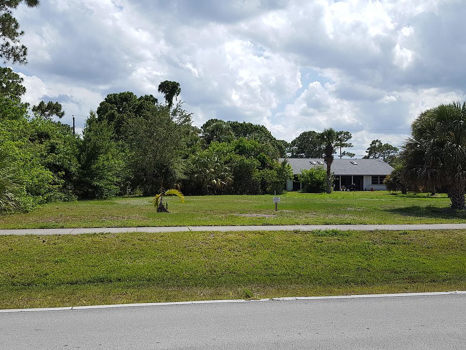 1st image of 544 NW Floresta Drive