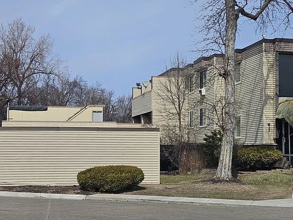 2nd image of 10840 Rockford Rd