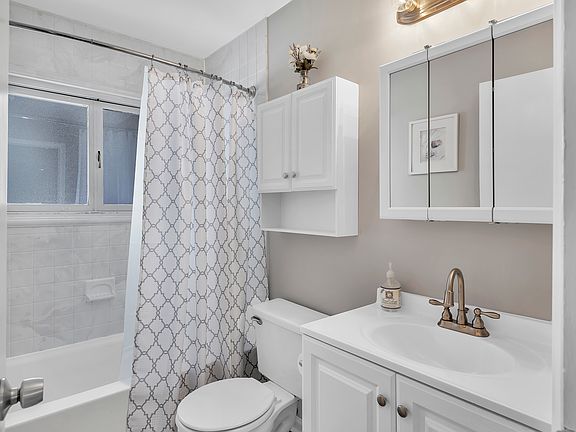 3rd image of 33441 Rosslyn Ave