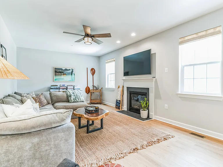 14720 Locust Ct — Photo 9