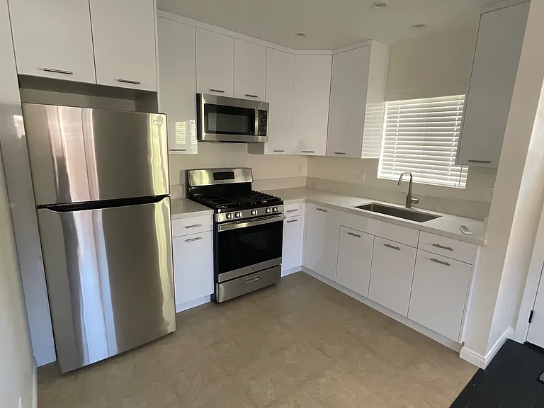 15233 Camarillo St #2 — Photo 4