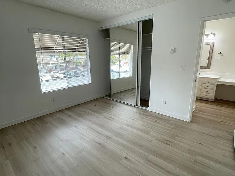 4354-4360 Kansas St — Photo 8