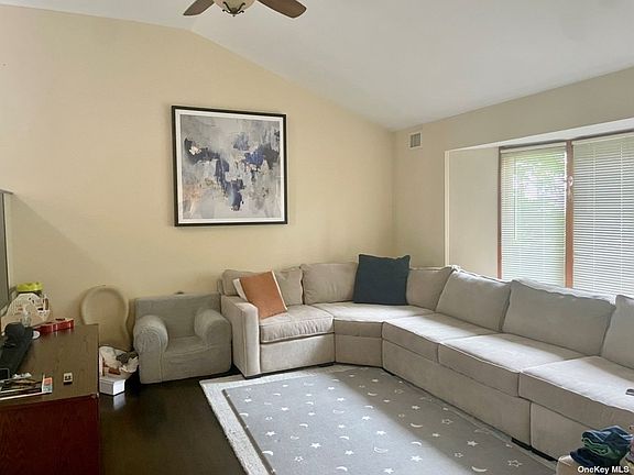 3rd image of 45 Soundview Dr
