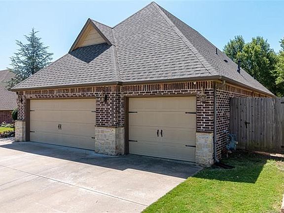 3rd image of 1703 Forest Hill Dr