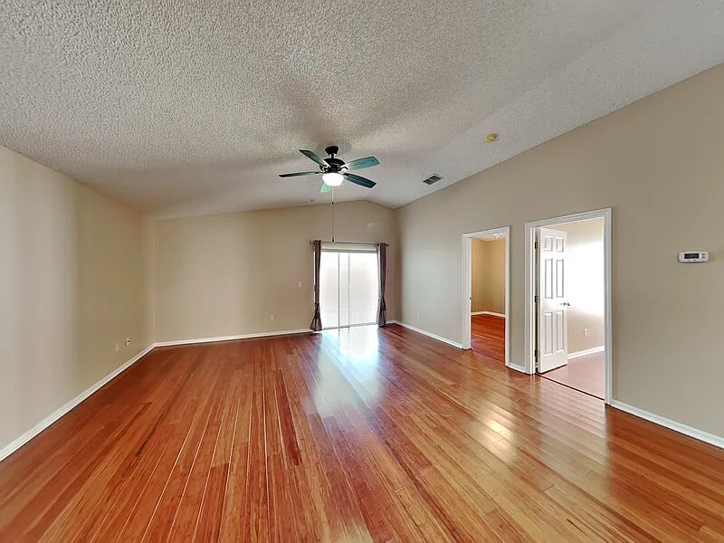 3 bed, 2.0 bath, 1260 sqft, $2,399 — Photo 3