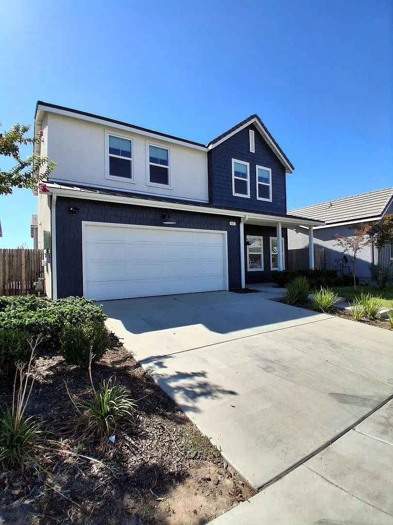 Spacious 2-story home: 4 bedrooms and 2.5 bathrooms in Madera, CA! — Photo 1