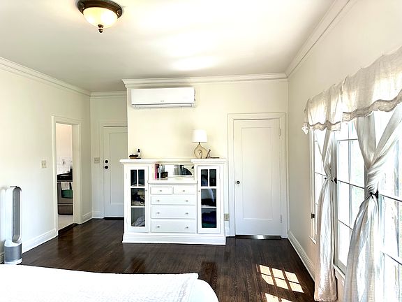 5th image of 3961 Marathon St #3961