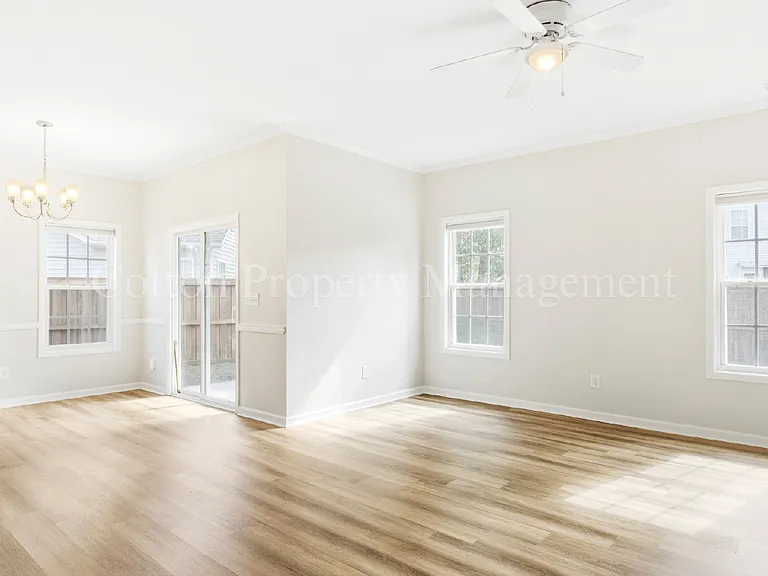 1010 Winterberry Cir — Photo 5