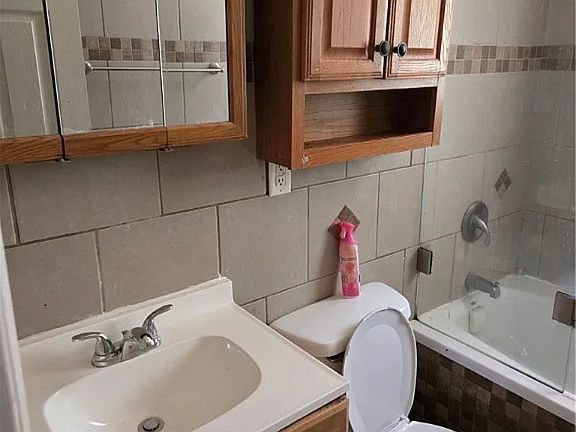 5th image of 5038 Queens Ave