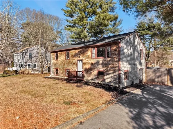 37 Annawon Dr, Halifax, MA 02338
