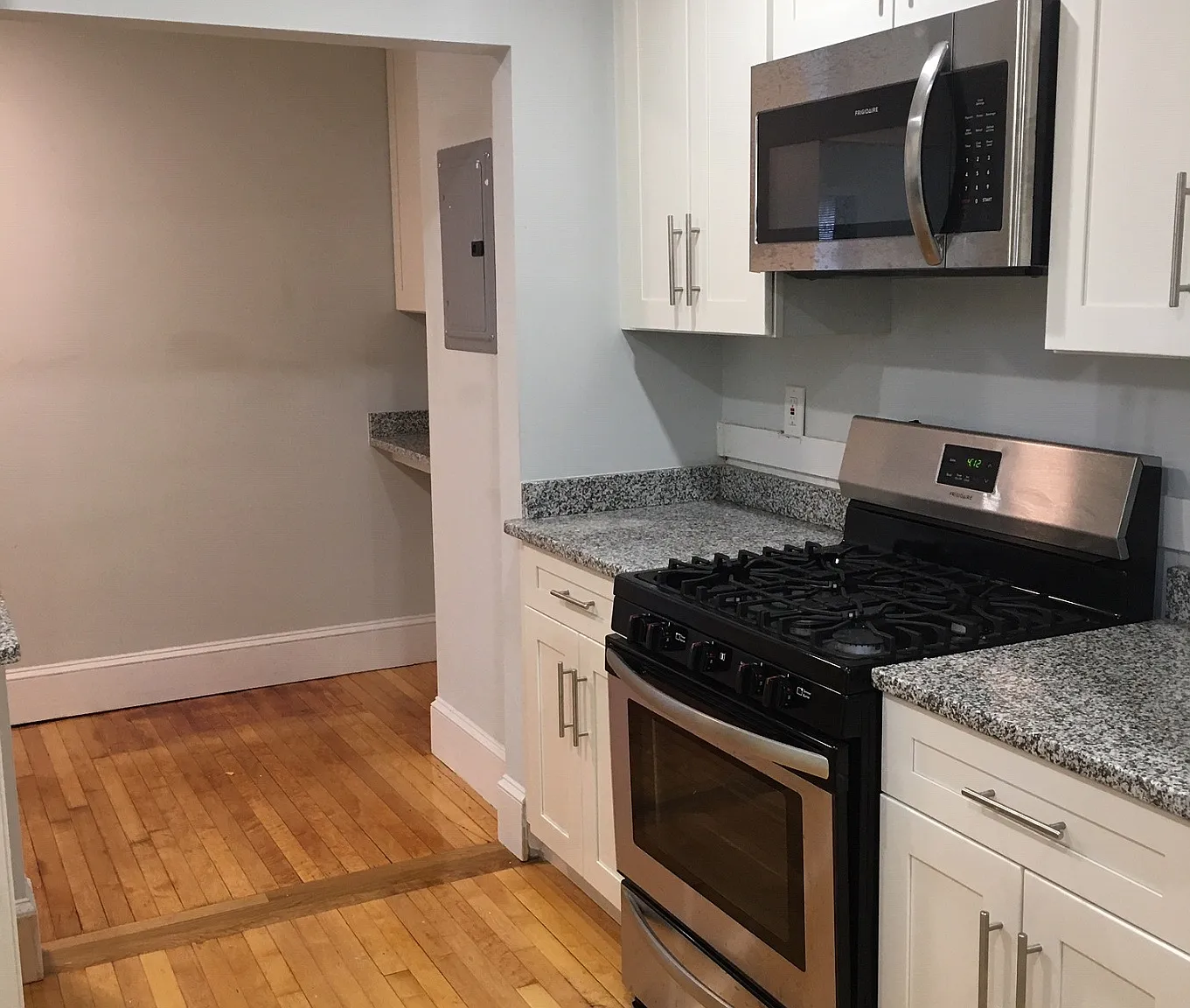 3 bed, 950 sqft, $3,150 — Photo 1