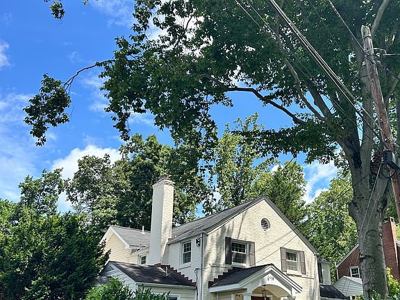 Wood Acres is a peaceful, safe neighbourhood with excellent school and a community feel.