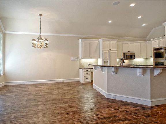 Breakfast Area - Bar Area - Open Concept - Great for Entertaining!
