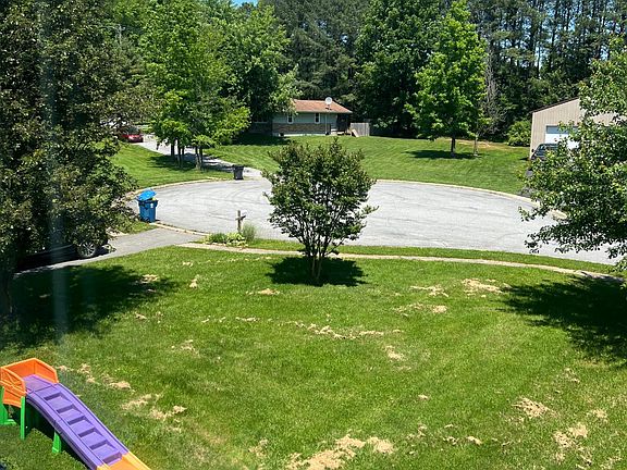 large front yard and cul de sac private location