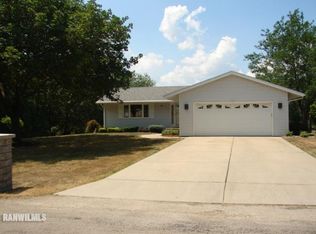 2426 Glenview Dr, Freeport, IL 61032