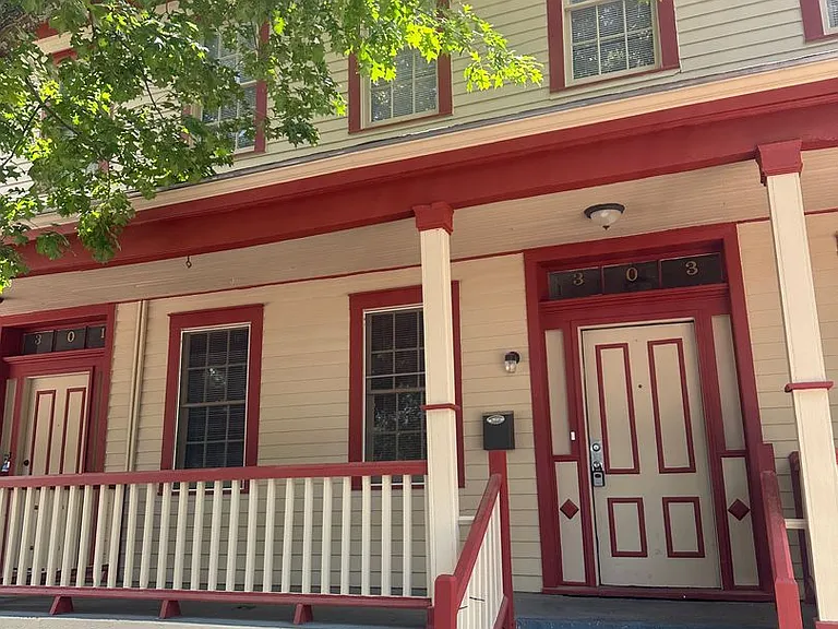 303 W Waldburg St — Photo 1