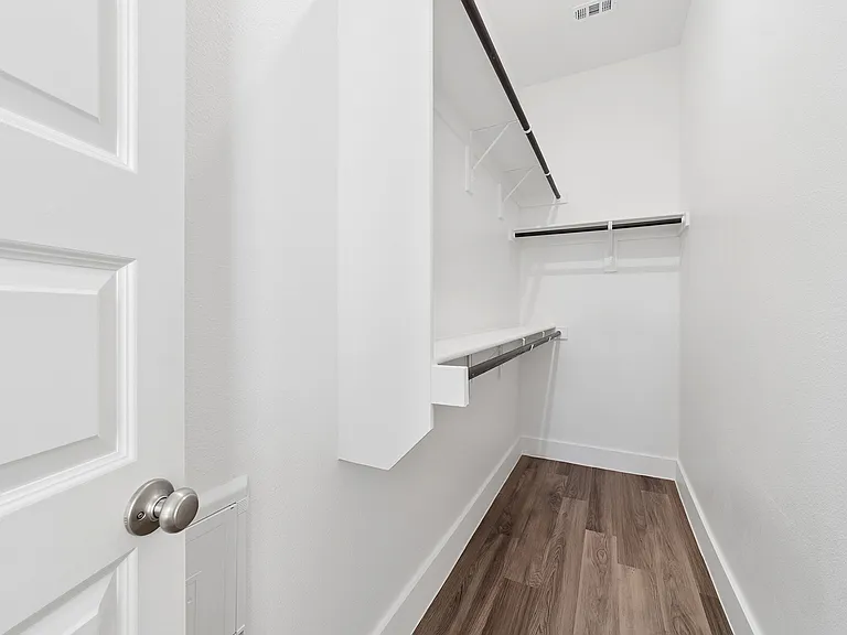 Walk-in Closet Walk-in Closet