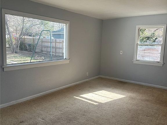 3rd image of 1139 Yale Ave