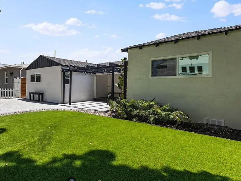 334 W Valencia Ave — Photo 5