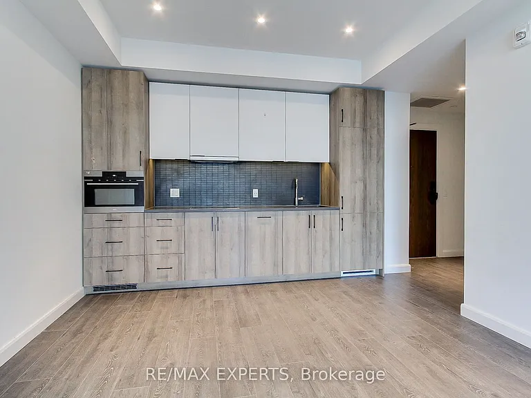 741 King St W #103 — Photo 17
