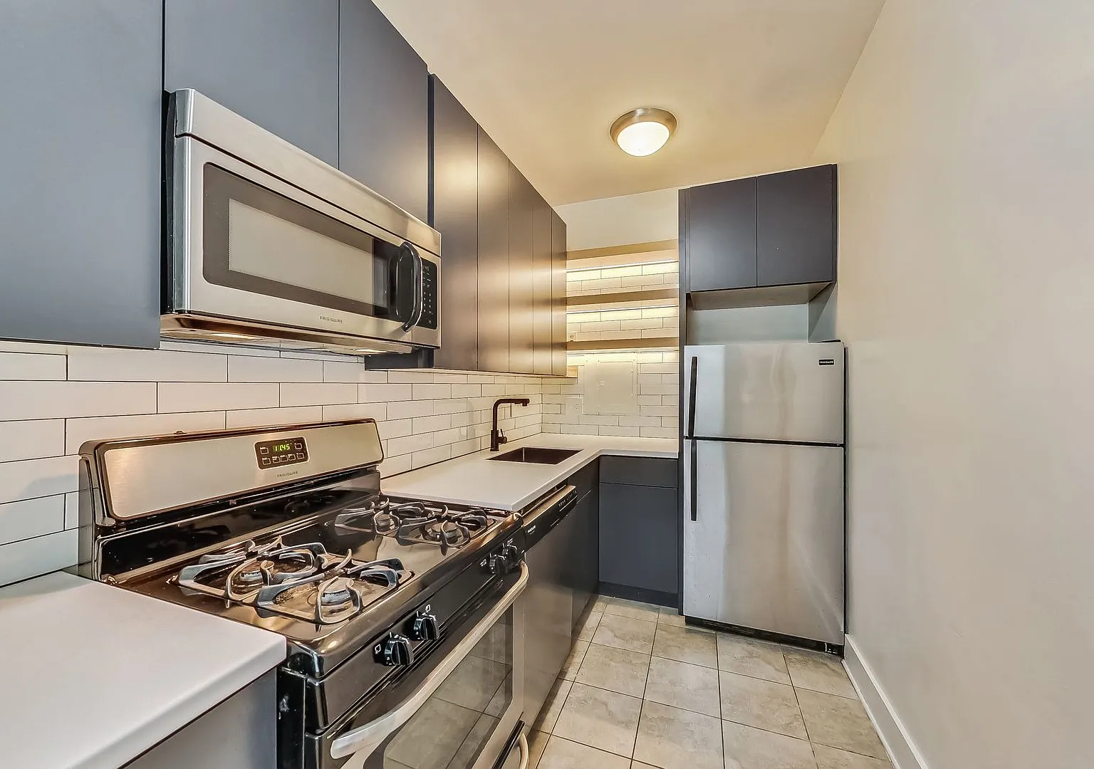 Stylish 1 Bedroom Condo in Foggy Bottom! — Photo 2