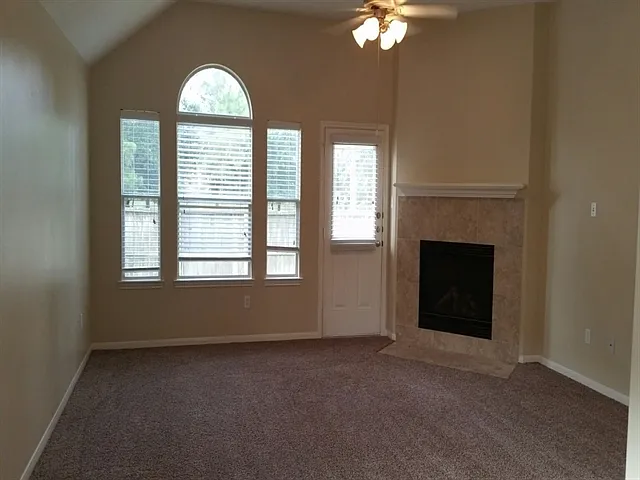 4 bed, 2.5 bath, 2426 sqft, $2,415 — Photo 4