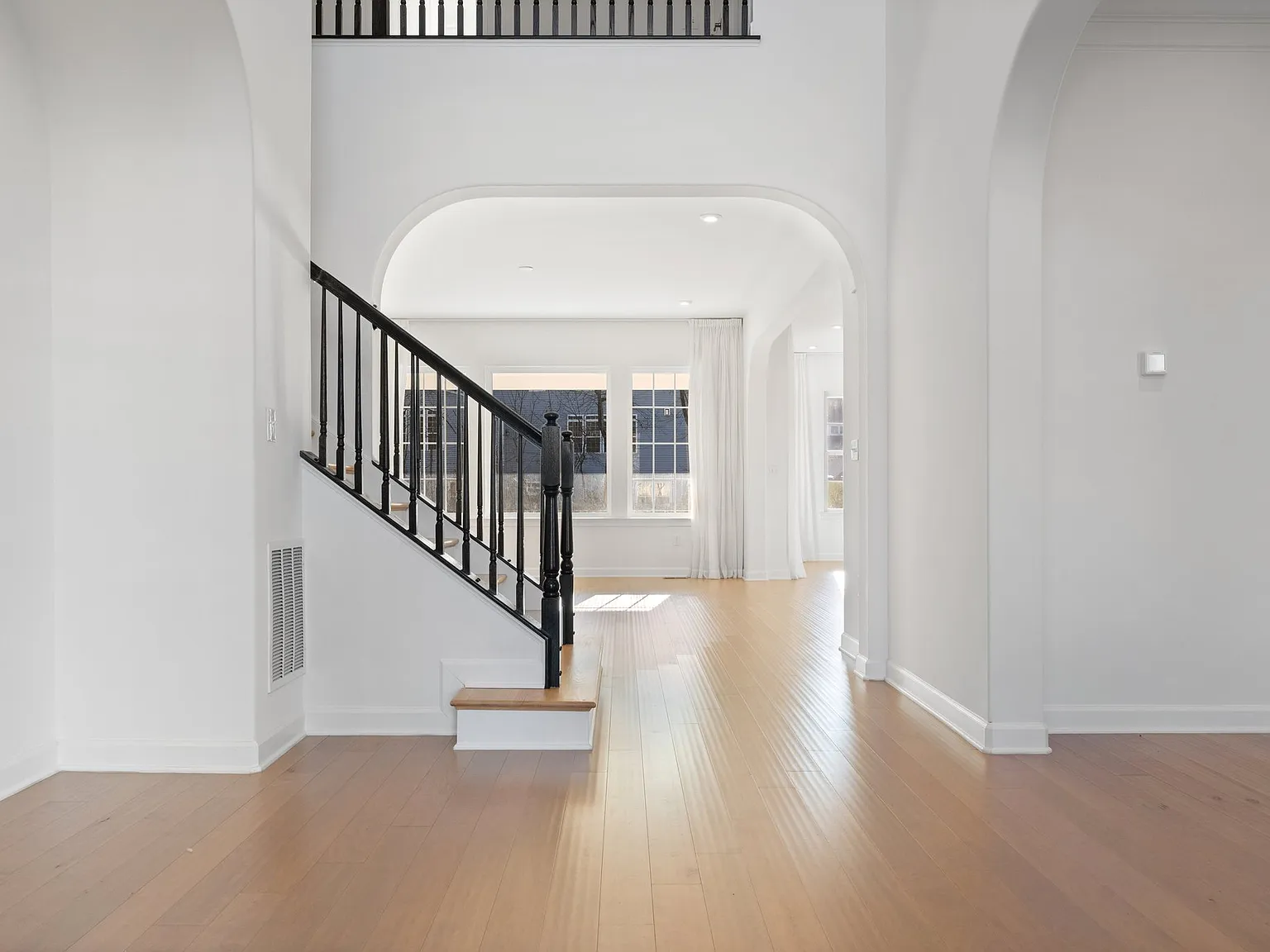 6 bed, 4.5 bath, 5500 sqft, $6,299 — Photo 2