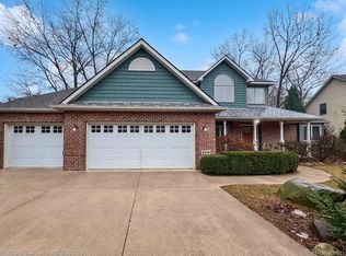 9419 Sheltering Oaks Dr, Brighton, MI