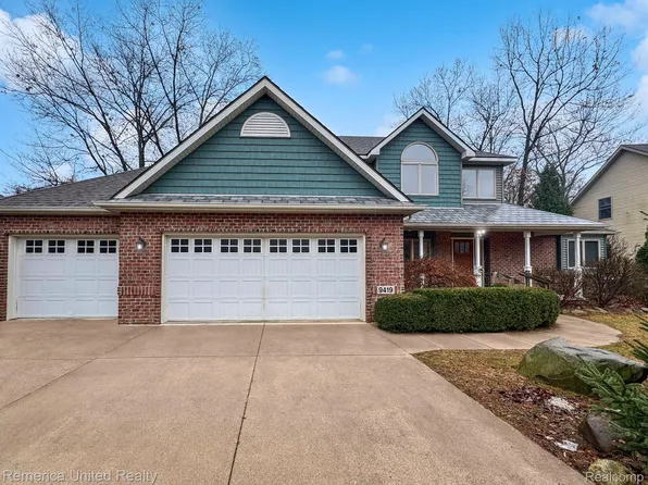 9419 Sheltering Oaks Dr, Brighton, MI 48114