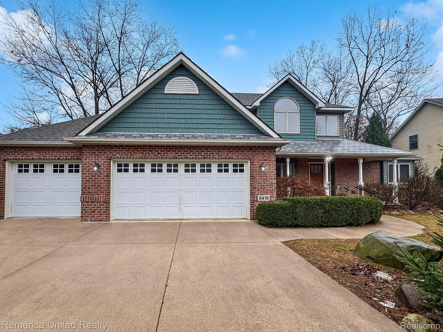 9419 Sheltering Oaks Dr photo 1