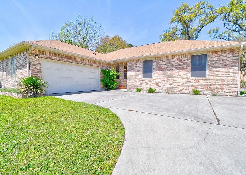 1st image of 300 Crestwood Dr
