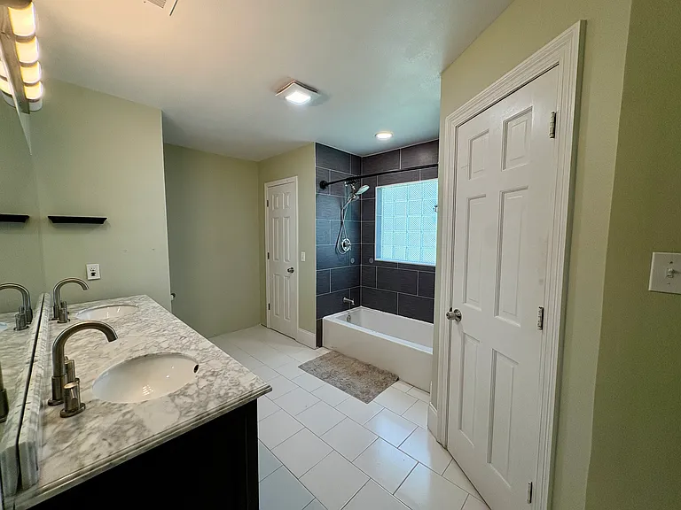300 Live Oak Ct — Photo 8