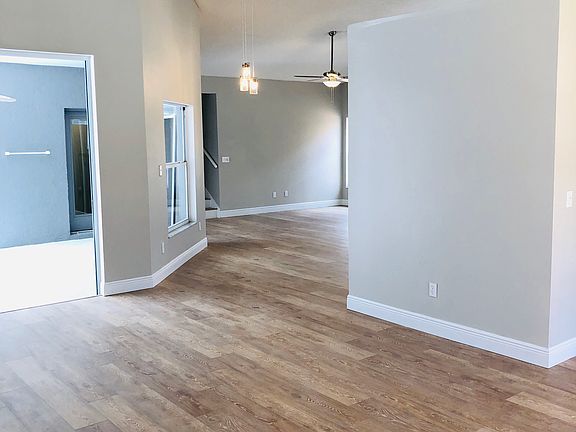 3rd image of 13408 Roslyn Pl