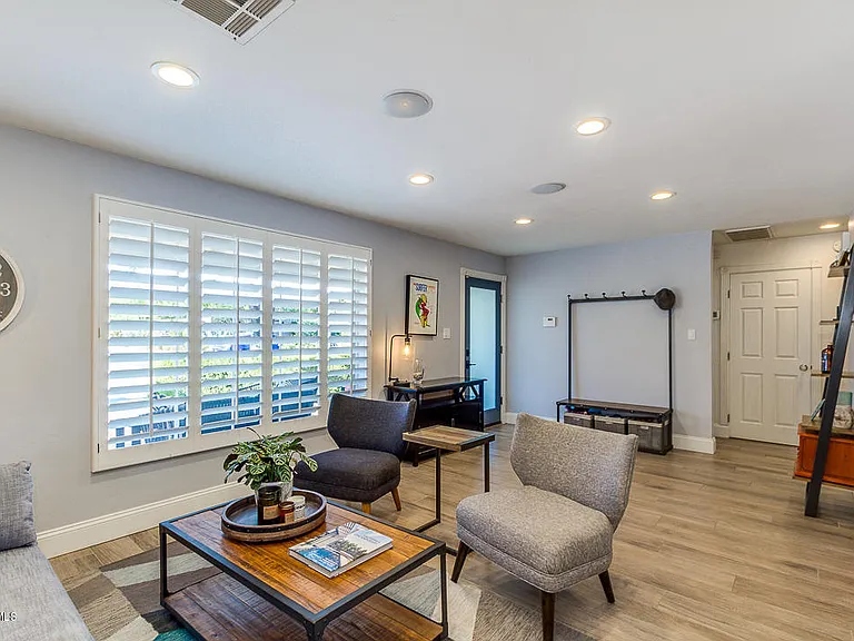 4113 E Minnezona Ave — Photo 5
