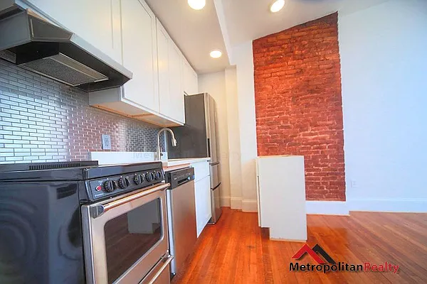 Rented by Metropolitan Realty | media 7