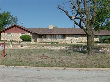 3rd image of 627 Terrace Dr