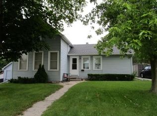 1413 S 10th St, Manitowoc, WI 54220
