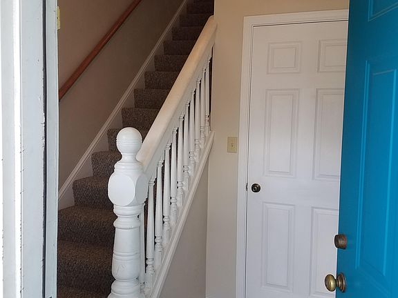 Foyer/Stairs