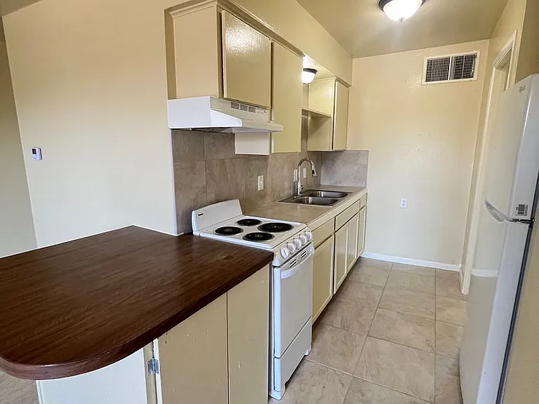 Retama Apartments — Photo 42
