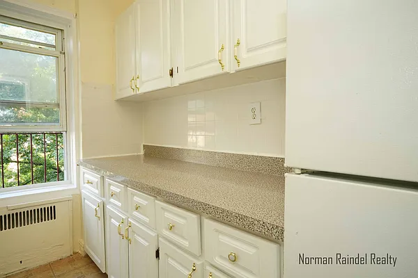 Rented by Norman Raindel, LREB | media 40