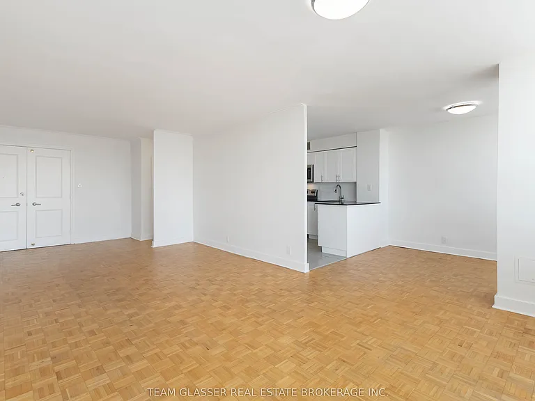 396 Queens Ave #502 — Photo 8