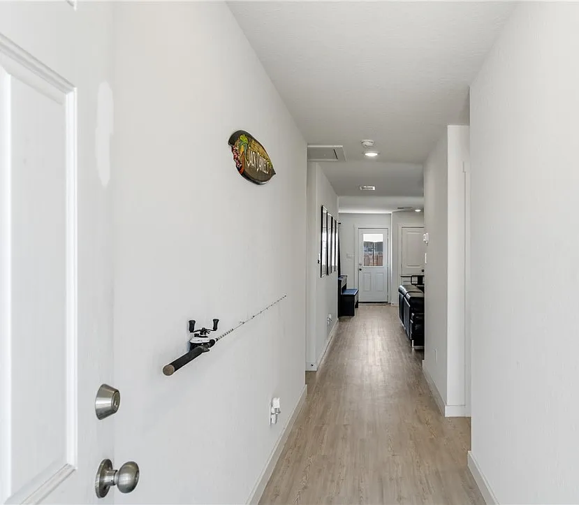 3 bed, 1252 sqft, $2,100 — Photo 2