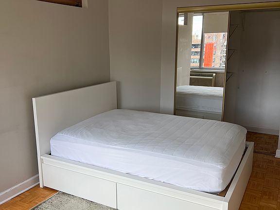 5th image of 336 W Wellington Ave APT 1603